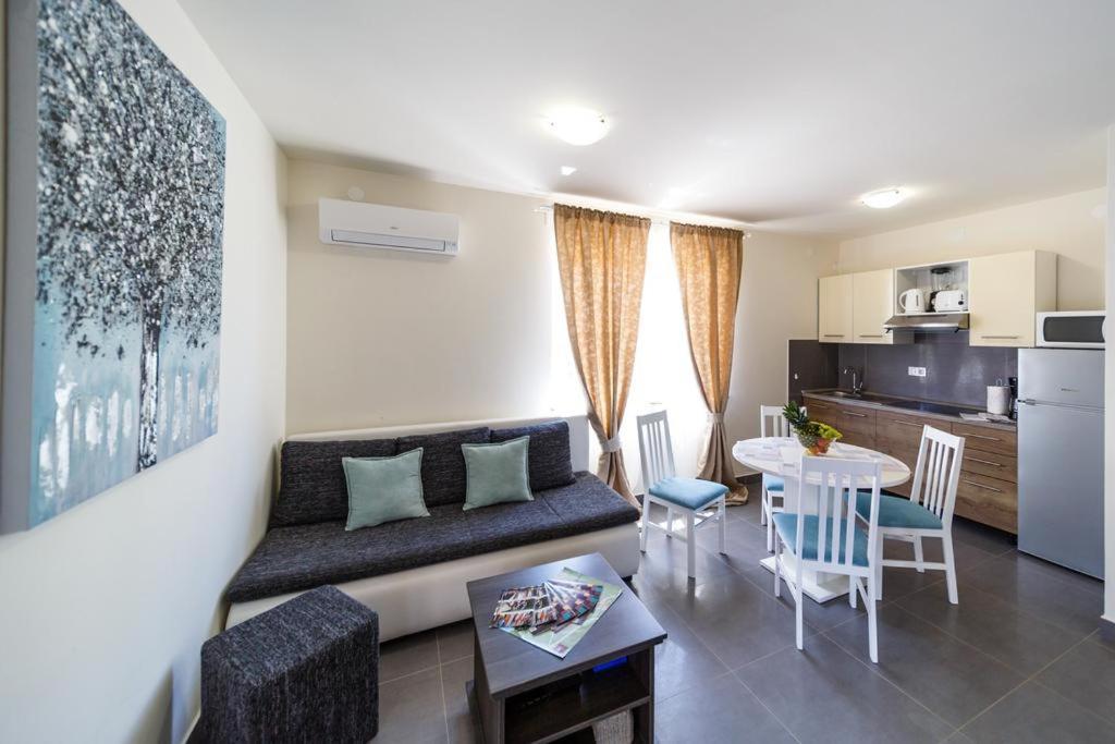 Apartments Leondori Krk Town Kültér fotó